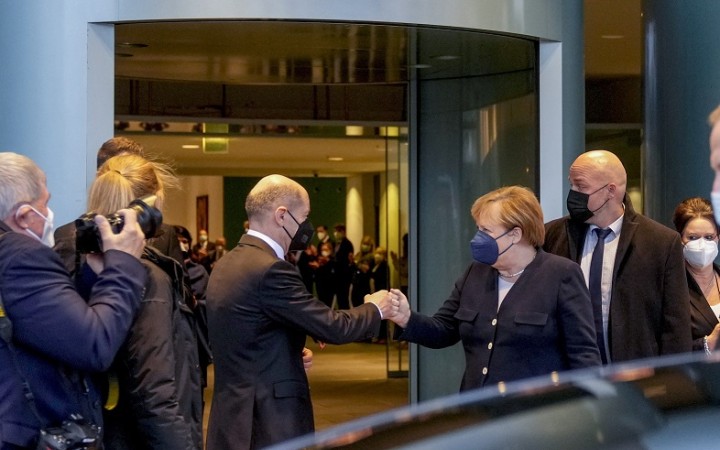 Angela Merkelová oficiálne odovzdala úrad novému nemeckému kancelárovi Olafovi S