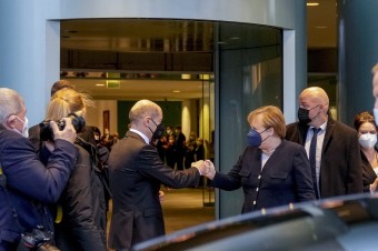 Angela Merkelová oficiálne odovzdala úrad novému nemeckému kancelárovi Olafovi S