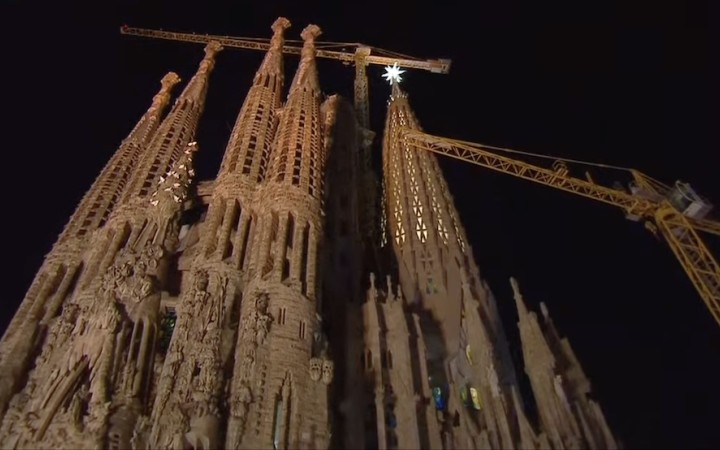 Na bazilike Sagrada Familia v Barcelone rozsvietili novú vežu Panny Márie