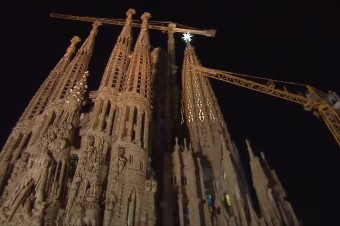 Na bazilike Sagrada Familia v Barcelone rozsvietili novú vežu Panny Márie