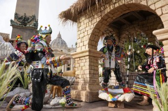 Na Námestí svätého Petra dnes odhalia betlehem z Peru, rozsvietia aj stromček