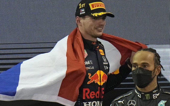 Verstappen triumfoval vo Veľkej Cene Abú Zabí a získal svoj prvý titul