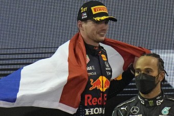 Verstappen triumfoval vo Veľkej Cene Abú Zabí a získal svoj prvý titul