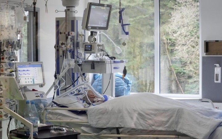 Umelú pľúcnu ventiláciu potrebuje 279 osôb, nezaočkovaných je 84 percent z nich