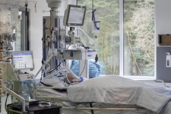 Umelú pľúcnu ventiláciu potrebuje 279 osôb, nezaočkovaných je 84 percent z nich