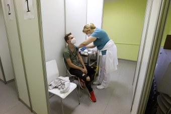 Má zmysel ísť na tretiu dávku aj po nedávnom prekonaní covidu?