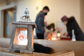 Betlehemské svetlo si môžu ľudia odpáliť v kostoloch a ďalších určených miestach