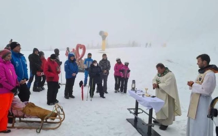 Novoročnú svätú omšu na Chopku presunuli pre silný vietor na severnú stranu