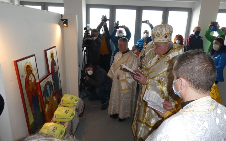 Turistom v Tatrách budú zachraňovať životy požehnané defibrilátory