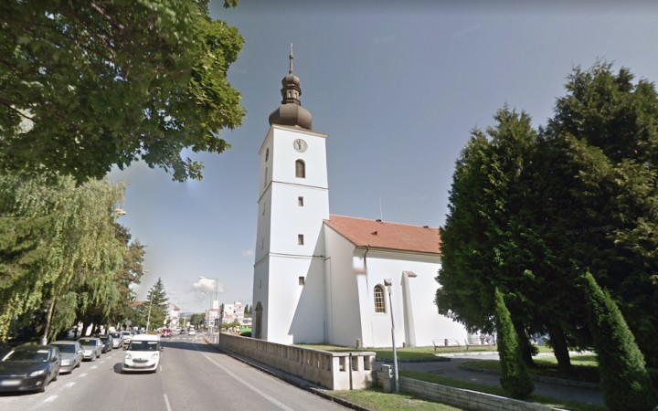 V Senici rozbíjal mladý muž počas omše okná na kostole. Kladivom napadol políciu
