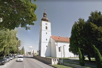 V Senici rozbíjal mladý muž počas omše okná na kostole. Kladivom napadol políciu