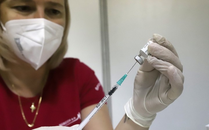 Maďarsko zavádza štvrtú dávku a vyraďuje prekonanie ochorenia z covid pasu