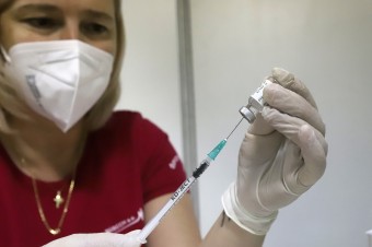 Maďarsko zavádza štvrtú dávku a vyraďuje prekonanie ochorenia z covid pasu