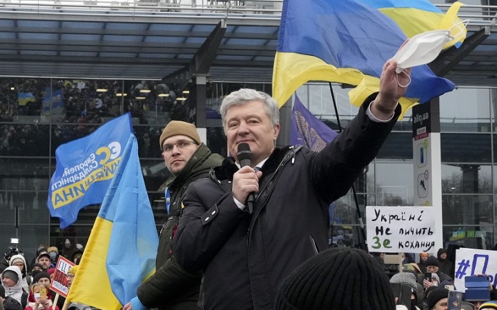 Petro Porošenko sa vrátil na Ukrajinu, predstúpi pred súd v Kyjeve