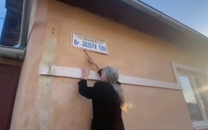 Tabuľu s názvom Ulica Jozefa Tisu zvesili počas víkendu v obci Varín aktivisti P
