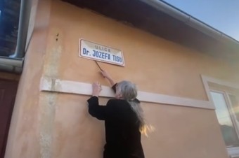 Tabuľu s názvom Ulica Jozefa Tisu zvesili počas víkendu v obci Varín aktivisti P