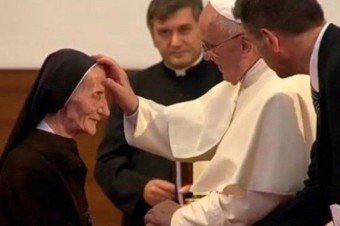 Zomrela rehoľníčka, ktorá tajne krstila deti vodou z topánky