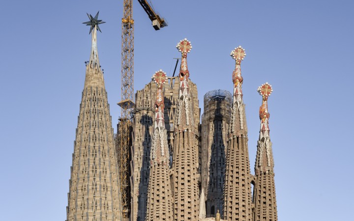 Po dostavanej veži Panny Márie na barcelonskej bazilike Sagrada Familia
